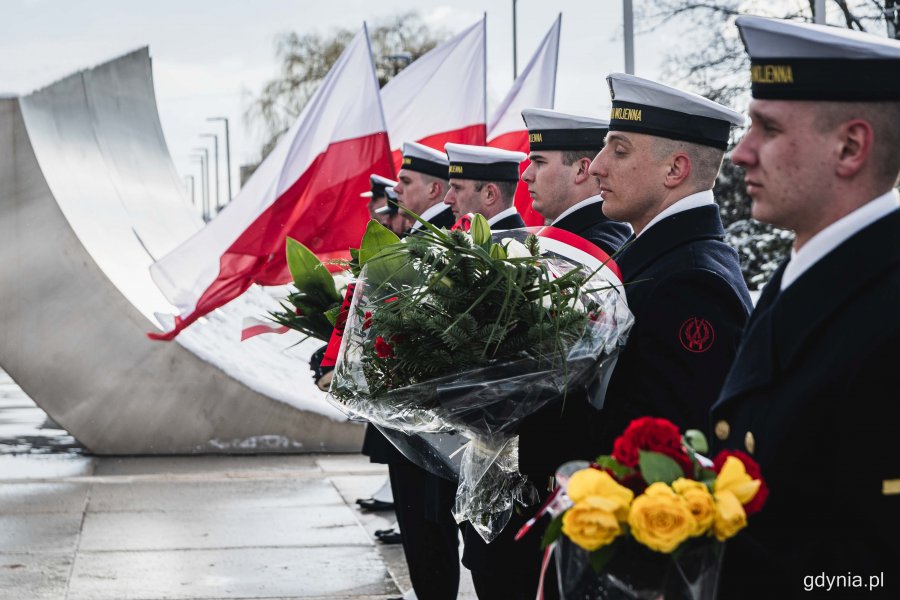 Marynarze z wieńcami i wiązankami kwiatów stojący przy pomniku Polski Morskiej podczas uroczystości z okazji 78. rocznicy zakończenia walk o Gdynię // fot. Kamil Złoch