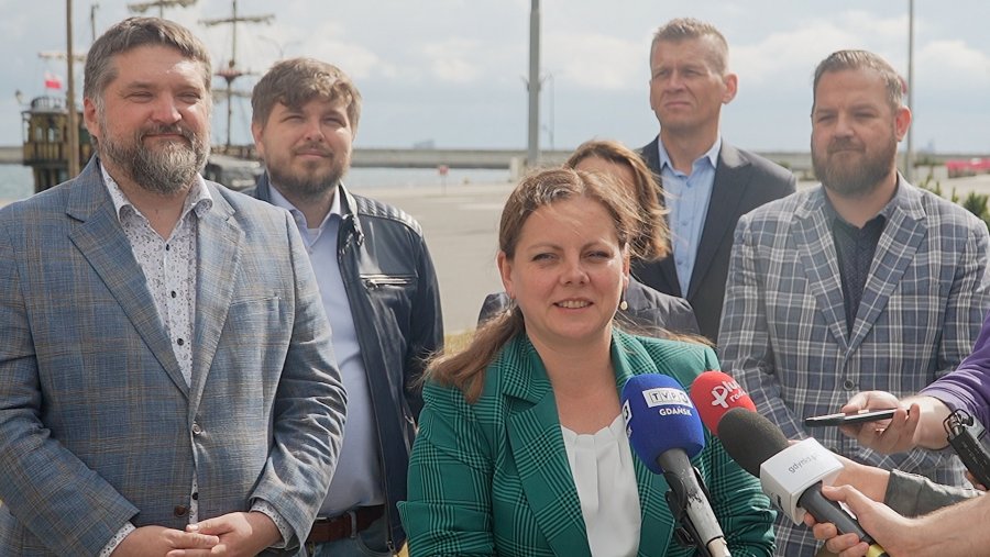  Na zdjęciu: prezydent Aleksandra Kosiorek, przewodniczący Rady Miasta Gdyni Tadeusz Szemiot, radni: Dominik Aziewicz, Larysa Kramin i Łukasz Strzałkowski oraz dyrektor ZDiZ Michał Felon (fot. Łukasz Czerwiński)