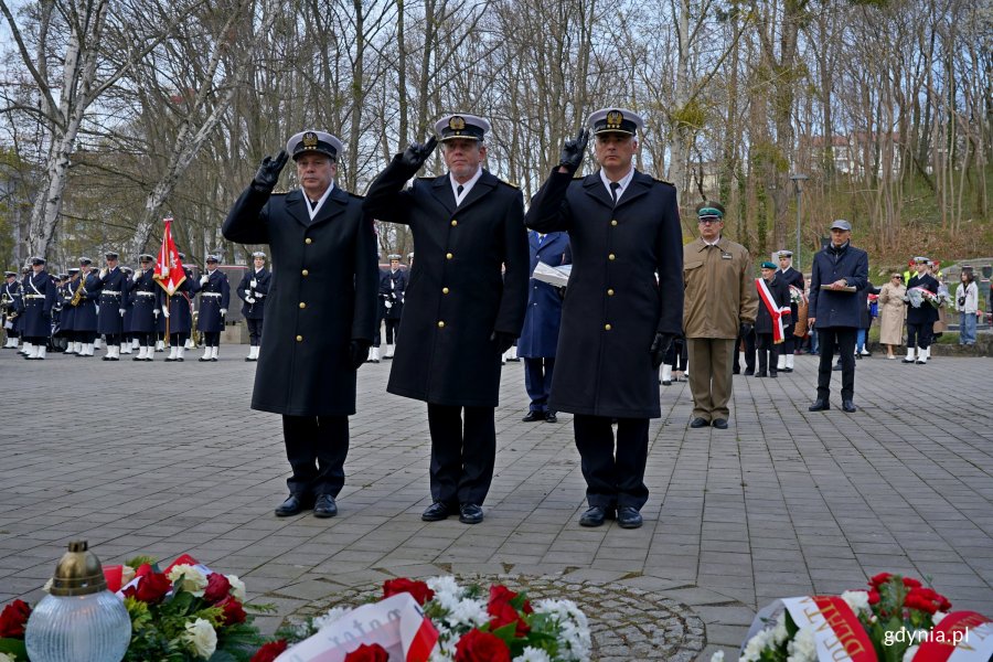 Przedstawiciele Marynarki Wojennej z kadm. Andrzejem Ogrodnikiem, dow&oacute;dcą 3. Flotylli Okręt&oacute;w, na czele podczas uroczystości z okazji Dnia Pamięci Ofiar Zbrodni Katyńskiej na Cmentarzu Wojennym w Redłowie