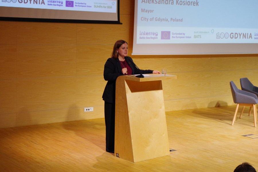 Gości konferencji powitała prezydent Gdyni Aleksandra Kosiorek 
