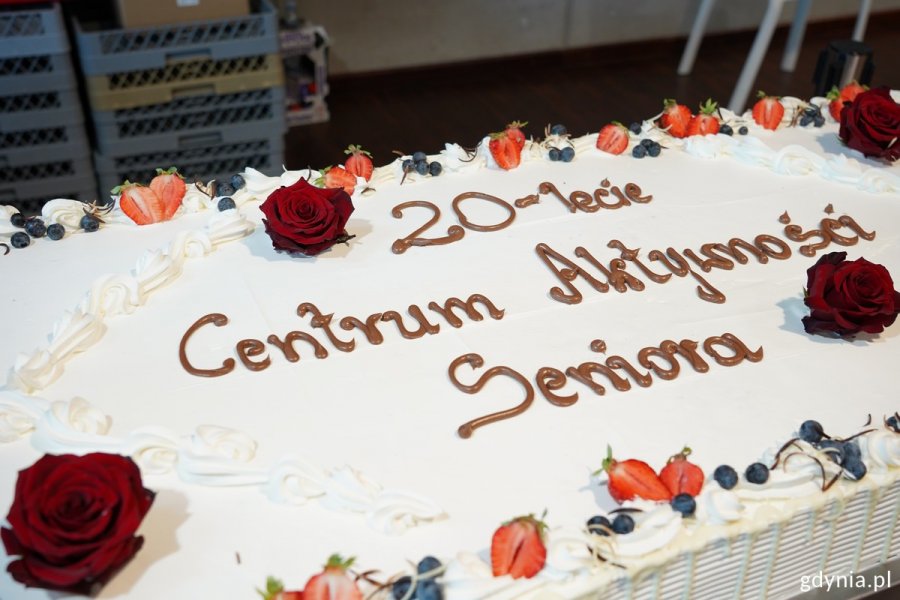 Jubileuszowy tort z napisem: 20-lecie Centrum Aktywności Seniora
