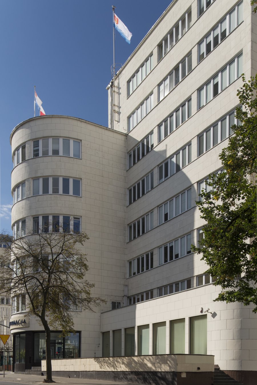 Budynek biurowy ZUS, ob. Urząd Miasta Gdyni przy ul. 10 Lutego 24, jedyny w Gdyni przykład budynku, w którym płytami kamiennymi oblicowano wszystkie elewacje