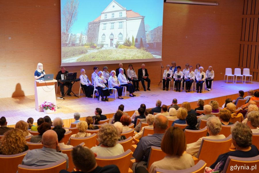 Uczestnicy jubileuszu 20-lecia Centrum Aktywności Seniora