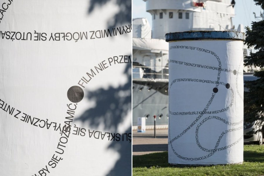 Plakat przy ORP Błyskawica z cytatem: "„Film nie przemówi do publiczności, jeśli składa się wyłącznie z intelektualnych spekulacji pozbawionych emocji, uczuć i przemyśleń, z którymi widz mógłby się utożsamić”. // fot. Traffic Design