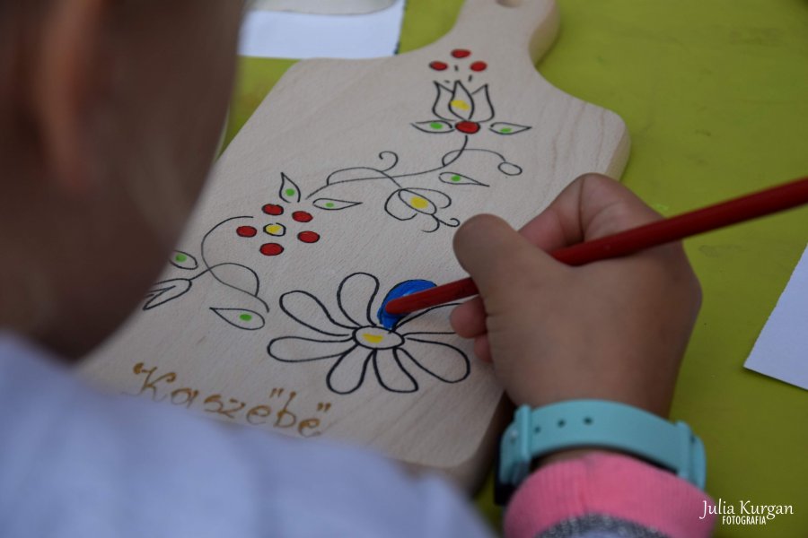Malowanie wzorów kaszubskich podczas festynu dzielnicowego // fot. Julia Kurgan