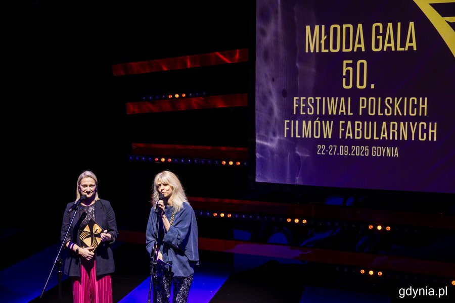 Agata Kozierańska-Burda i Joanna Łapińska. Młoda Gala 50. Festiwalu Polskich Filmów Fabularnych w Gdyni na Scenie Nowej w Teatrze Muzycznym (fot. Karol Stańczak)