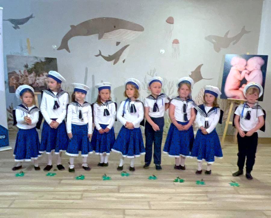 Dzieci w strojach marynarskich