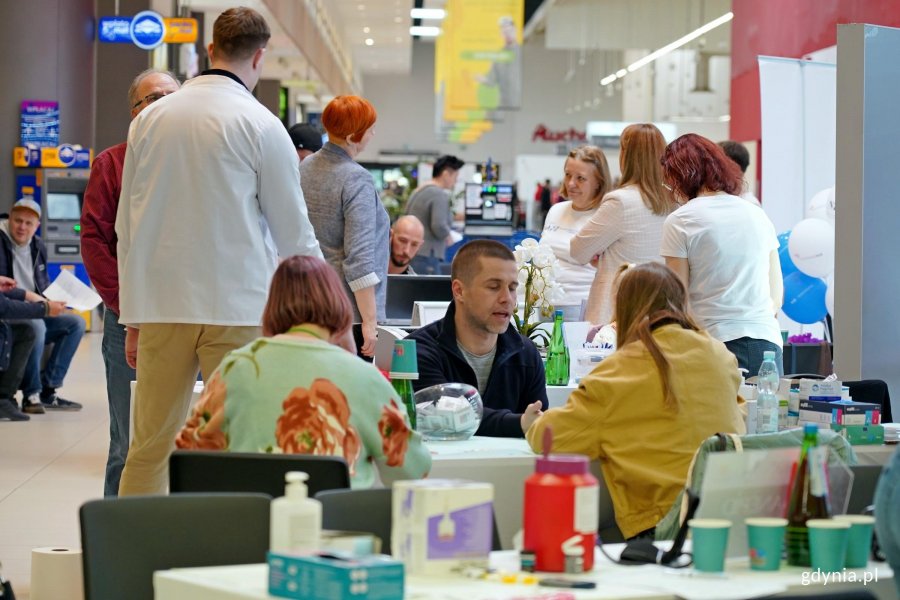 Panowie korzystający z badań i porad przy stoiskach medycznych na pasażu Centrum Handlowego Riviera z okazji Dnia Mężczyzny