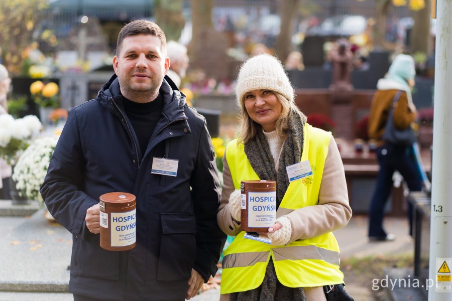 Wiceprezydent Maciej Zielonka i radna miasta Monika Strzałkowska podczas kwesty na rzecz gdyńskiego hospicjum