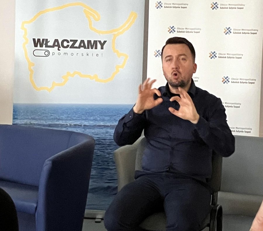 Mężczyzna ubrany na czarno