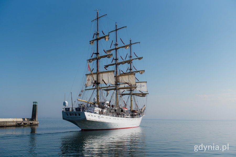 &bdquo;Dar Młodzieży" rozpoczął dziś rejs liczący około 12 tysięcy mil morskich (fot. Paweł Budziński)