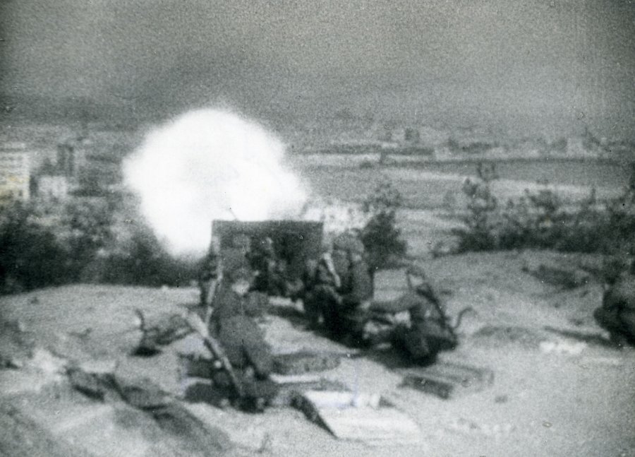 Żołnierze Armii Czerwonej ostrzeliwujący Niemców broniących się jeszcze na Kępie Oksywskiej, fot. nieznany, 28.03-4.04.1945 (zbiory Muzeum Miasta Gdyni, Rfot_I_198_18)