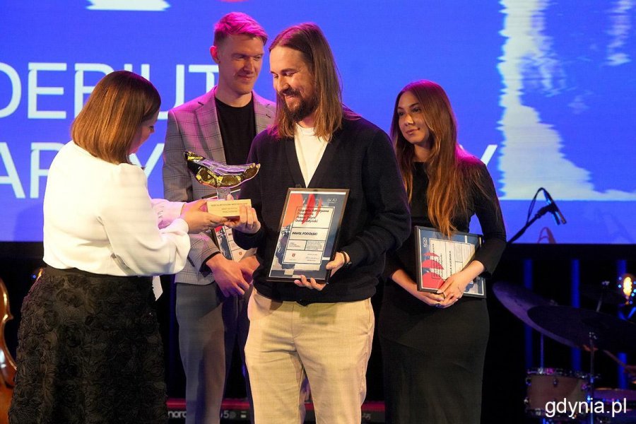 Nominowani do nagrody w kategorii &bdquo;Debiut artystyczny&rdquo;: Michał Cierzniak i Aniela Kucińska oraz laureat Paweł Podolski w towarzystwie prezydent Gdyni Aleksandry Kosiorek