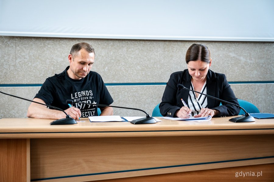 Prezydent Gdyni Aleksandra Kosiorek (z prawej) podpisująca umowy z mieszkańcami (fot. Kamil Złoch)