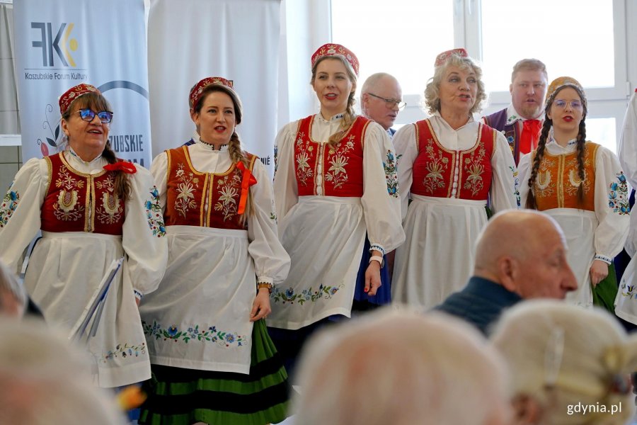 Zesp&oacute;ł Pieśni i Tańca &bdquo;Gdynia&rdquo; podczas występu na spotkaniu członk&oacute;w gdyńskiego oddziału&nbsp;Zrzeszenia Kaszubsko-Pomorskiego