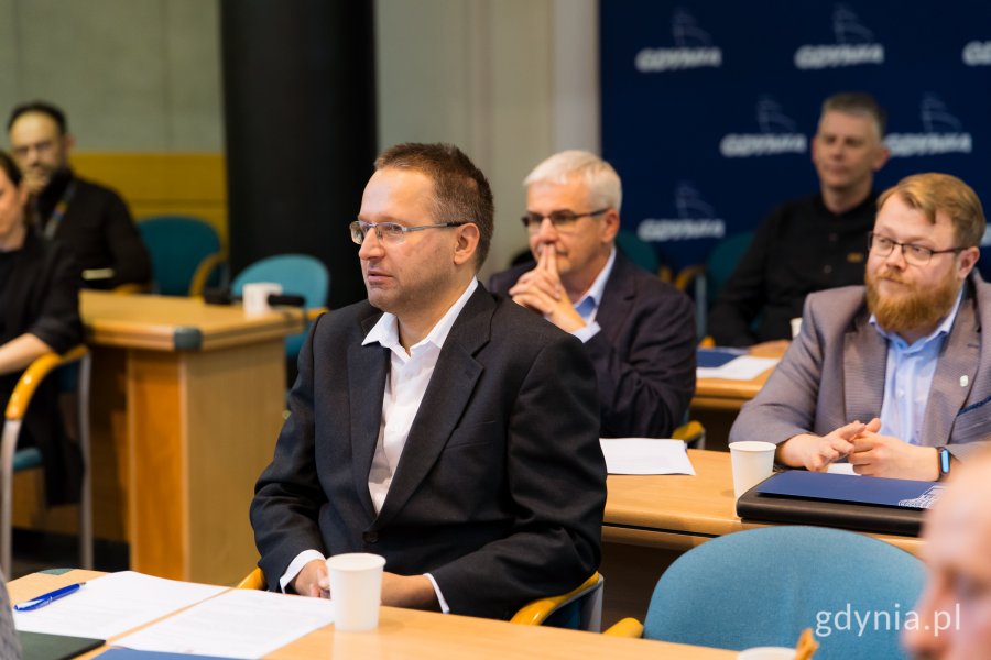 Tomasz Ambros, Jerzy Kolczyński i Szymon Lepper, członkowie Rady ds. Mężczyzn w Gdyni, podczas pierwszego posiedzenia rady