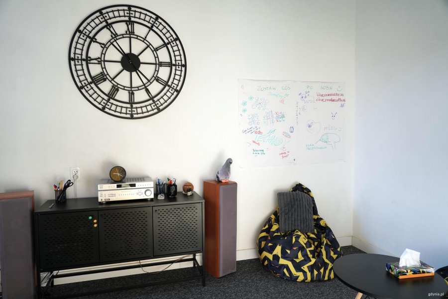 Fotel i zegar na ścianie