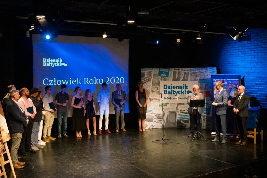 Na środku sceny stoją nominowani do tytułu Człowieka Roku 2020 "Dziennika Bałtyckiego". Po prawej stronie sceny (od lewej: Mariusz Szmidka - redaktor naczelny "Dziennika Bałtyckiego", Mieczysław Struk - marszałek województwa pomorskiego oraz Tomasz Niski - prezes gdańskiego oddziału Polska Press // fot. Anna Rezulak