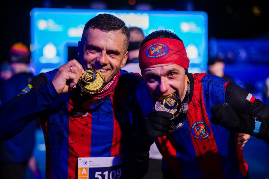 Zawodnicy z medalami za linią mety (fot. Karol Stańczak) 