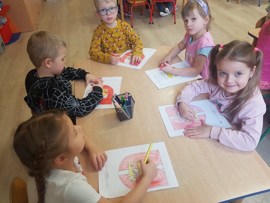 Dzieci pracują nad herbem miasta Gdyni
