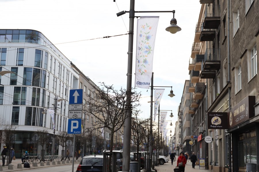 Na ulicy Świętojańskiej zawisły flagi w kaszubskich barwach i z motywem kaszubskiego haftu z okazji Dnia Jedności Kaszub&oacute;w 
