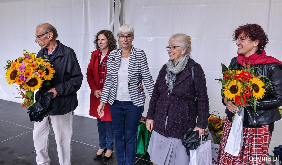 Przewodnicząca gdyńskiej Rady Miasta Joanna Zielińska wręczała nagrody laureatom konkursu "Gdynia w kwiatach" // fot. Przemek Świderski