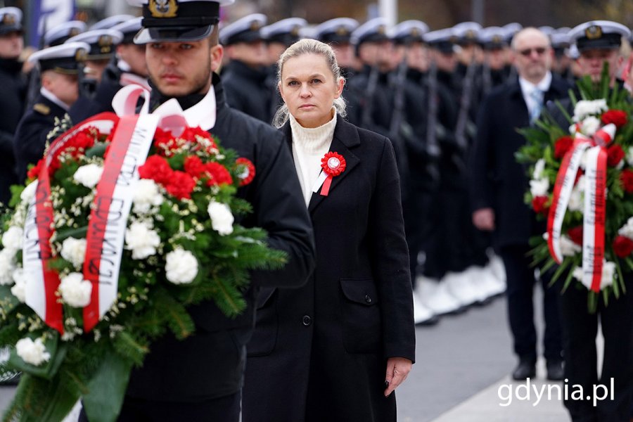 Barbara Nowacka, ministra edukacji składająca wieniec przed pomnikiem Polski Morskiej (fot. Mirosław Pieślak)