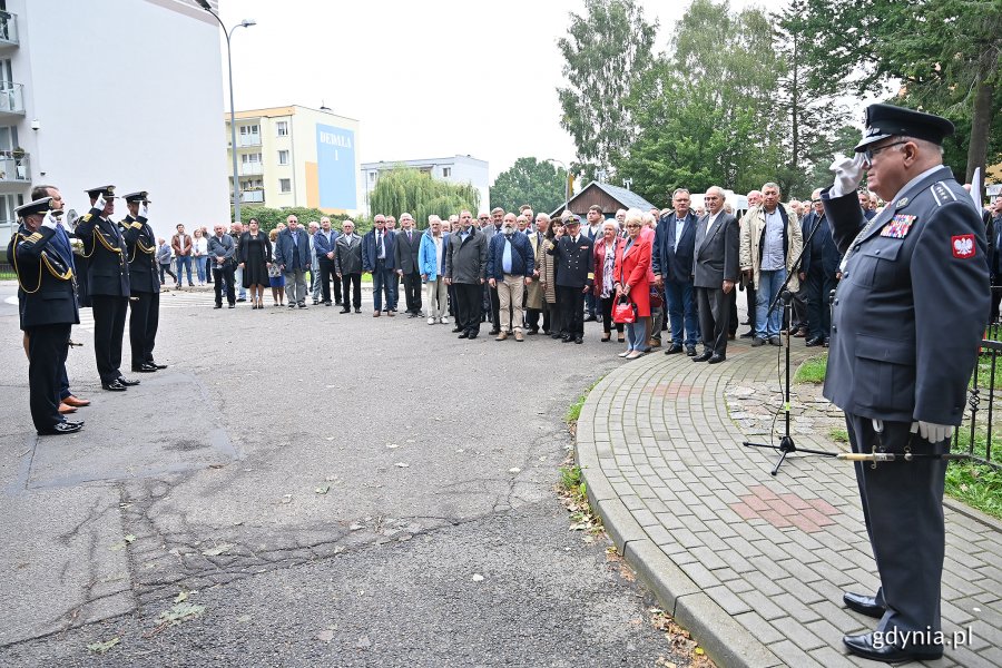 Jubileuszowe obchody przy symbolicznym obelisku i umieszczonym na cokole samolocie TS-8 Bies w Babich Dołach, fot. Michał Puszczewicz