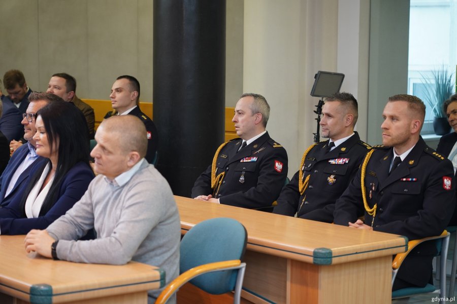 Uczestnicy akcji &bdquo;100 litr&oacute;w krwi na 100-lecie Gdyni&rdquo; podczas uroczystości w sali obrad