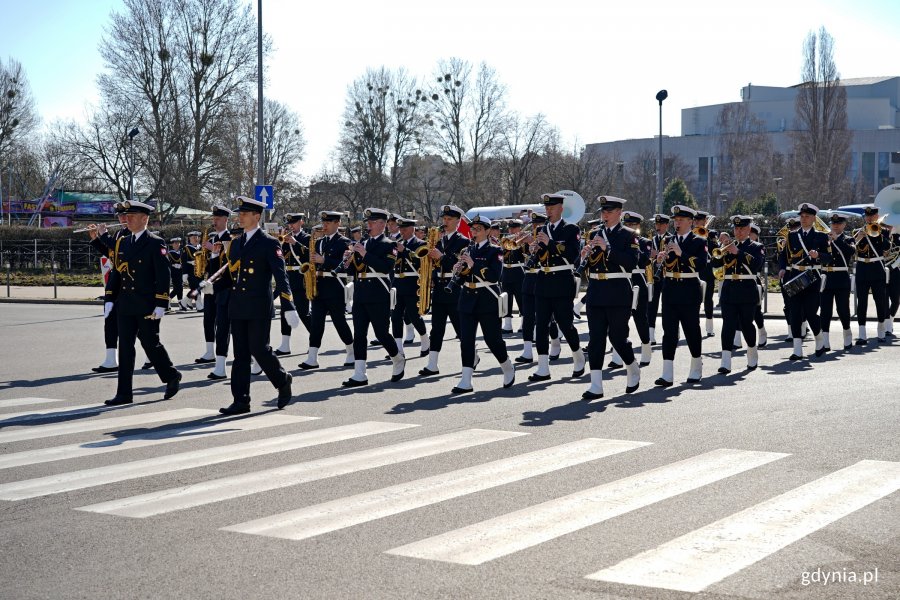 Marynarze z Orkiestry Reprezentacyjnej Marynarki Wojennej w galowych mundurach podczas defilady na zakończenie uroczystości z okazji 80. rocznicy zakończenia walk o Gdynię
