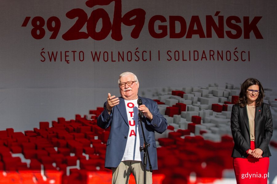 Kulminacyjnym punktem obchodów był wiec na Długim Targu, który rozpoczął się o godz. 17.30 od odśpiewania hymnu Europy, fot. Piotr Hukało.