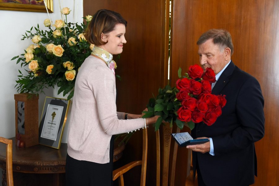 Podziękowanie dla przechodzącego na emeryturę Henryka Tomaszewskiego - z lewej strony wiceprezydent Gdyni, Katarzyna Gruszecka-Spychała, fot. Michał Kowalski