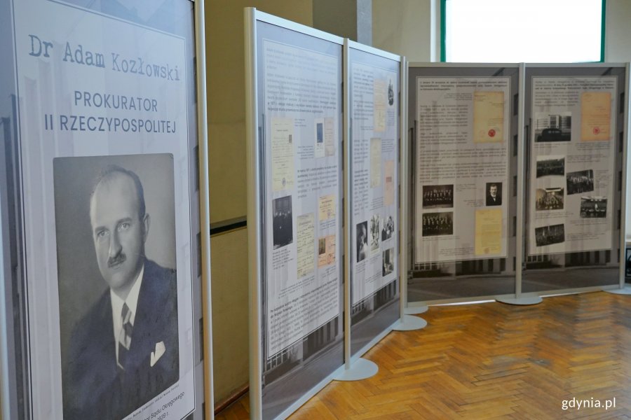 Jedne z plansz będących częścią wystawy w Sądzie Rejonowym w Gdyni 