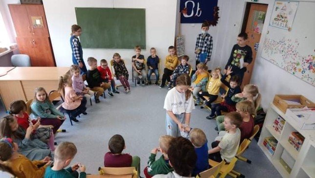 Starsi uczniowie podczas #akcja-reakcja sprawili, że młodzi wiedzą, że mają na kogo liczyć // fot. ZSP nr 2
