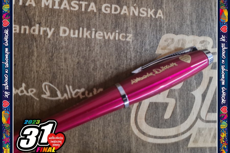 Różowe pióro sygnowane podpisem prezydent Gdańska Aleksandry Dulkiewicz oraz serduszkiem Wielkiej Orkiestry Świątecznej Pomocy, które można wylicytować na aukcji WOŚP //  fot. materiały prasowe