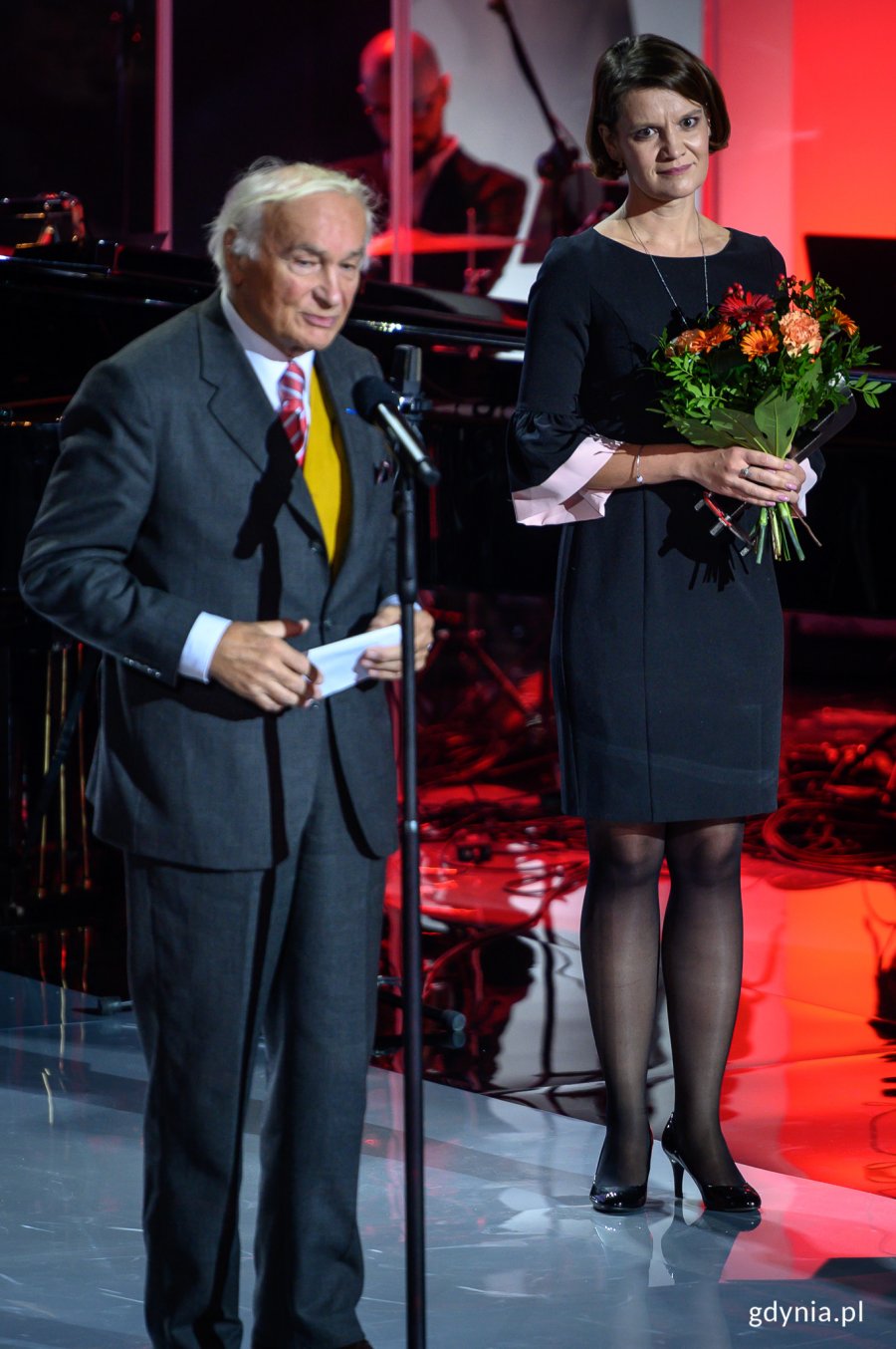 Gala Finałowa XI Festiwalu NNW. Nagrodę radiową wręcza Katarzyna Gruszecka-Spychała, wiceprezydent Gdyni // fot. Dawid Linkowski