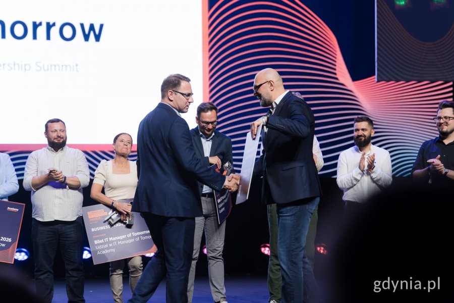 Dwaj mężczyźni podają sobie dłoń