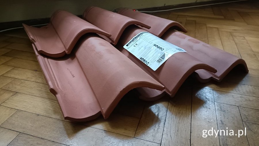 Na zdjęciu ceramiczna dachówka mnich-mniszka