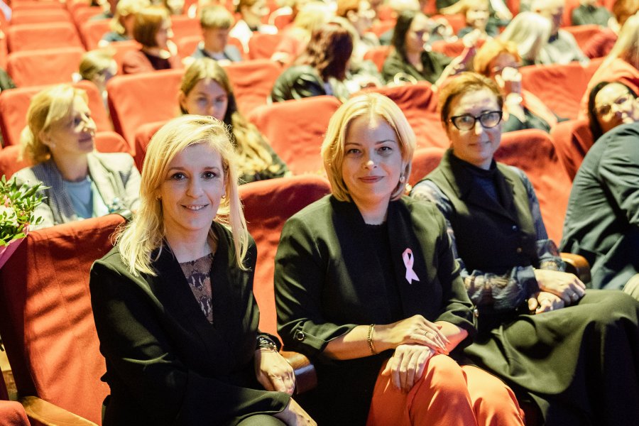 Wiceprezydentka Gdyni Oktawia Gorzeńska i Emilia Lodzińska - zastępczyni prezydenta Gdańska ds. rozwoju przestrzennego i mieszkalnictwa podczas wojewódzkiej gali z okazji Dnia Edukacji Narodowej 