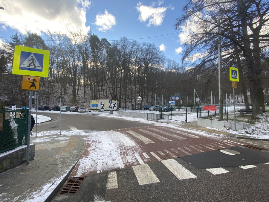 Znaki ostrzegawcze i wyniesiona "zebra" przy S.P. nr 26 // fot. ZDiZ