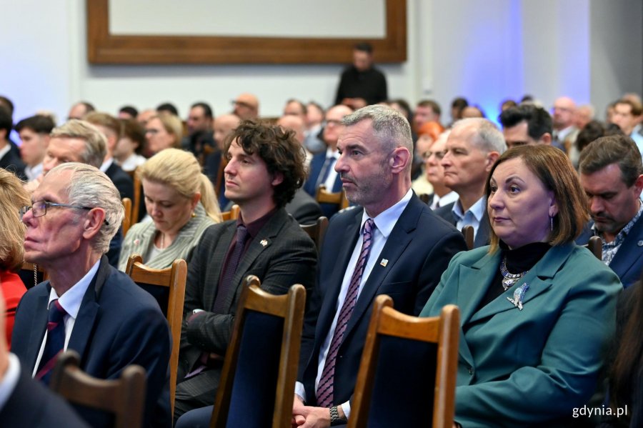 Uczestnicy inauguracji roku akademickiego na Politechnice Gdańskiej zgromadzeni w auli 