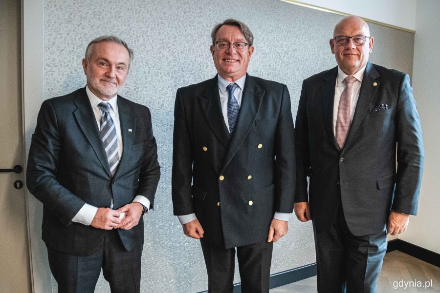 Od lewej: prezydent Gdyni Wojciech Szczurek, JE Ramiro Fernández - ambasador Królestwa Hiszpanii w Polsce oraz Maciej Dobrzyniecki, konsul honorowy Hiszpanii w Gdańsku podczas spotkania w Urzędzie Miasta Gdyni // fot. Kamil Złoch
