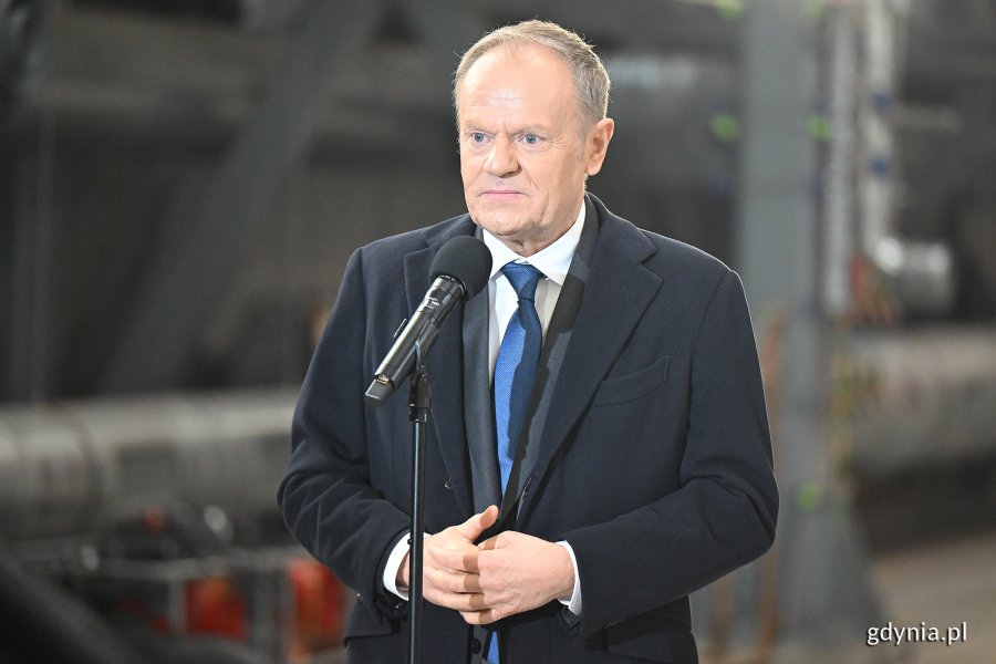 Premier Donald Tusk przemawiający w PGZ Stoczni Wojennej 