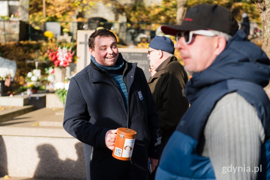 Maciej Wojnicki - radny dzielnicy Witomino podczas kwesty na rzecz gdyńskiego hospicjum 