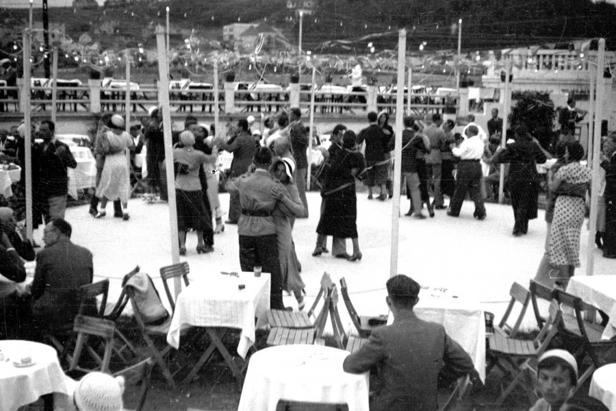 Pary tańczące na wolnym powietrzu, lipiec 1932, NAC