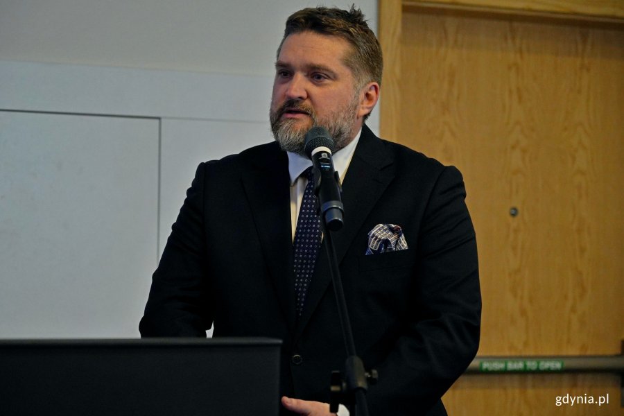 Tadeusz Szemiot – przewodniczący Rady Miasta Gdyni i przewodniczący Komitetu Honorowego Obchodów 100-lecia Gdyni przemawiający podczas spotkania Komitetu Honorowego Obchodów 100-lecia Gdyni 