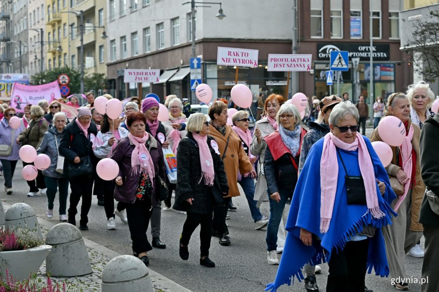 Uczestniczki Marszu R&oacute;żowej Wstążki na ul. Świętojańskiej 