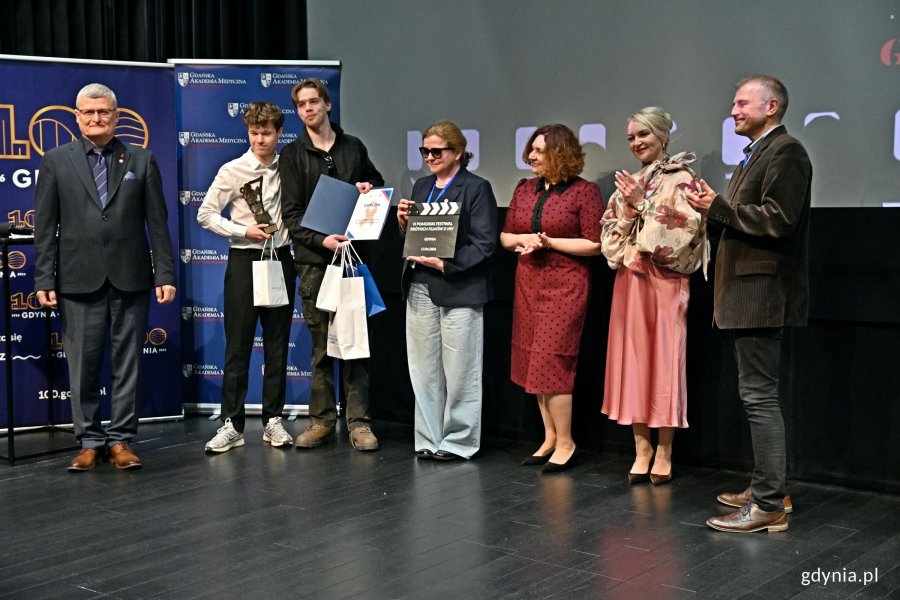 Anna Obuchowska &ndash; pomorski państwowy wojew&oacute;dzki inspektor sanitarny i członkowie jury z laureatami konkursu z Zespołu Szk&oacute;ł Energetycznych w Gdańsku 