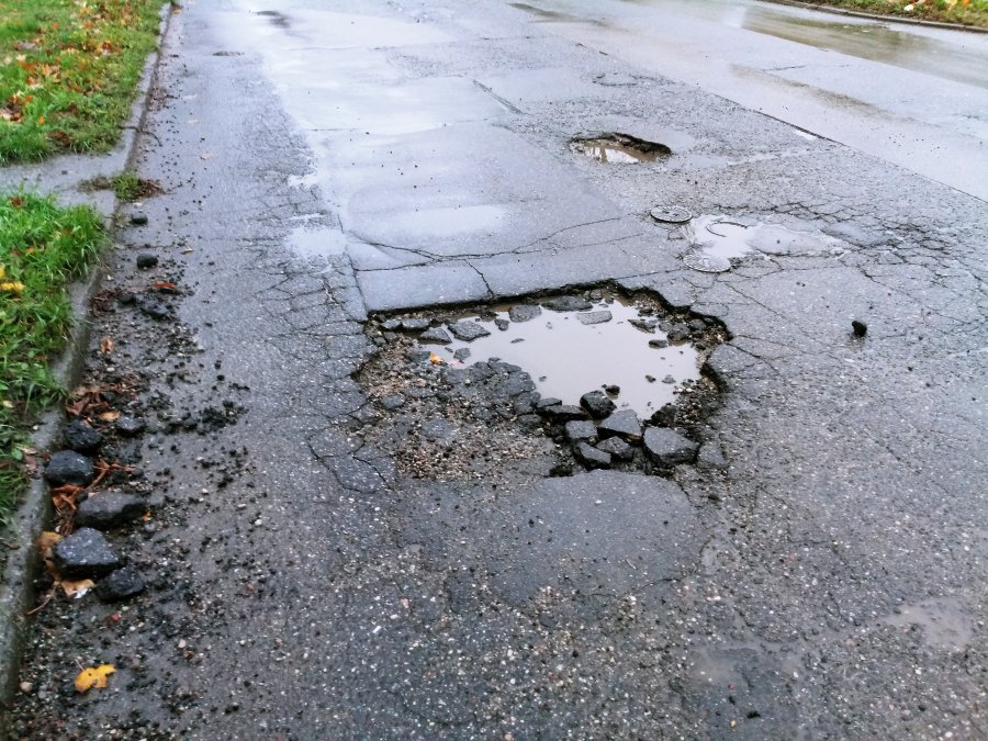 Przykładowe zgłoszenie z aplikacji - dziura w jezdni // źródło: GCK