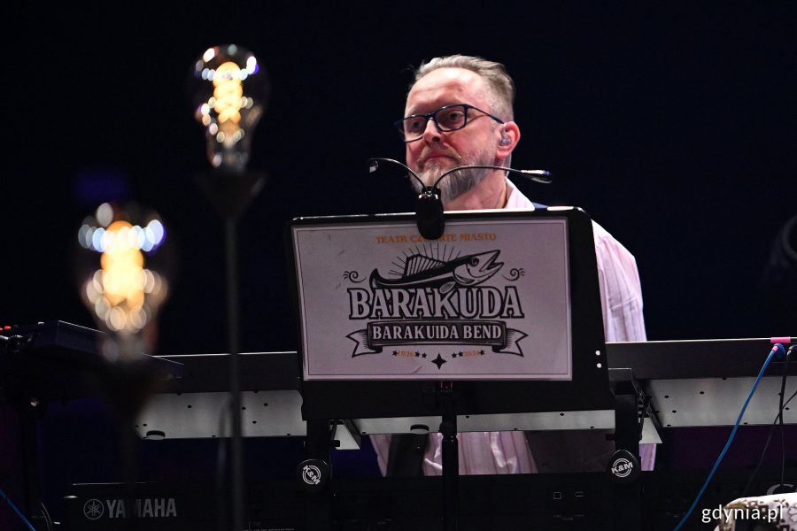 Hala Polsat Plus Arena Gdynia, keyboard, mężczyzna grający na instrumencie, ciemność w tle